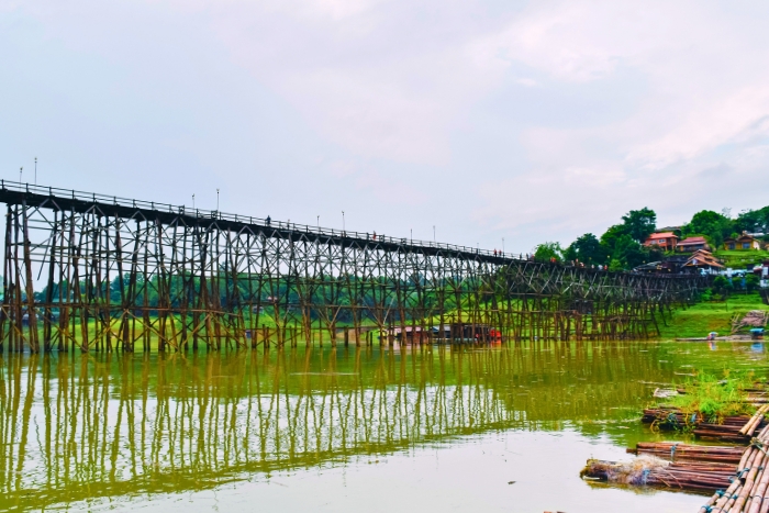 Le pont Mon au-dessus du lac à Sangkhla Buri