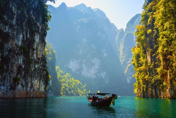 Falaises calcaires au-dessus du lac émeraude de Khao Sok