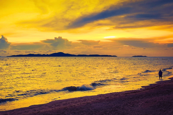 Coucher de soleil tropical sur l'océan à Pattaya