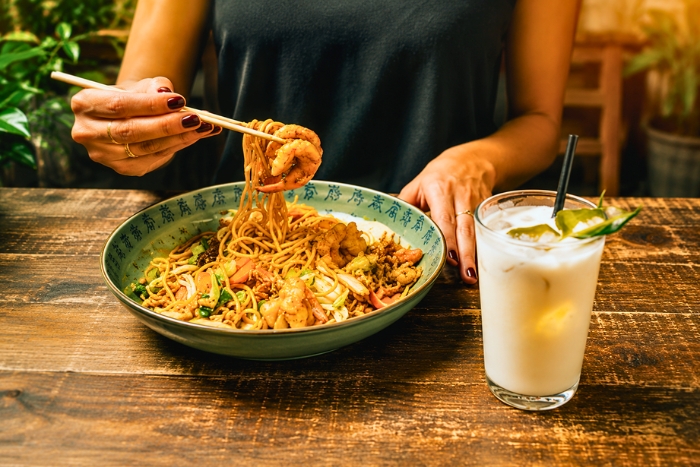 D&eacute;gustation du Mee Hokkien Phuket, sp&eacute;cialit&eacute; culinaire locale