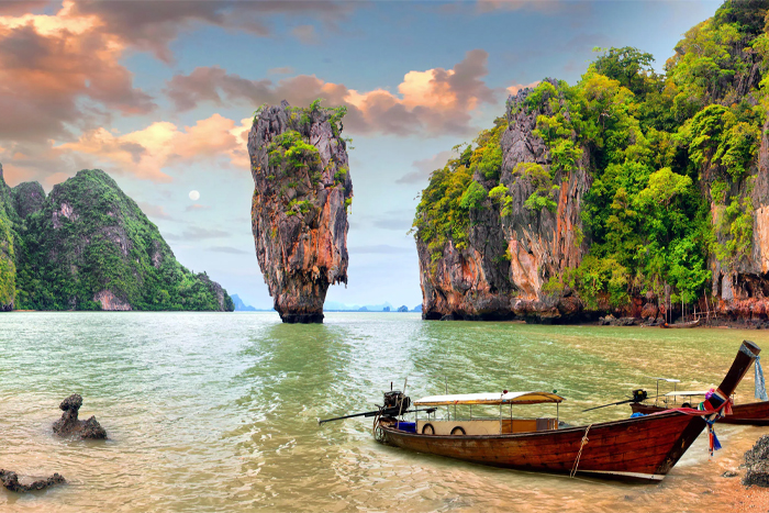 Rocher calcaire de l'île de James Bond dans la baie de Phang Nga