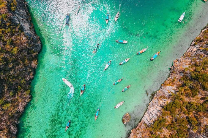 Maya Bay aux eaux turquoise sur les îles Phi Phi