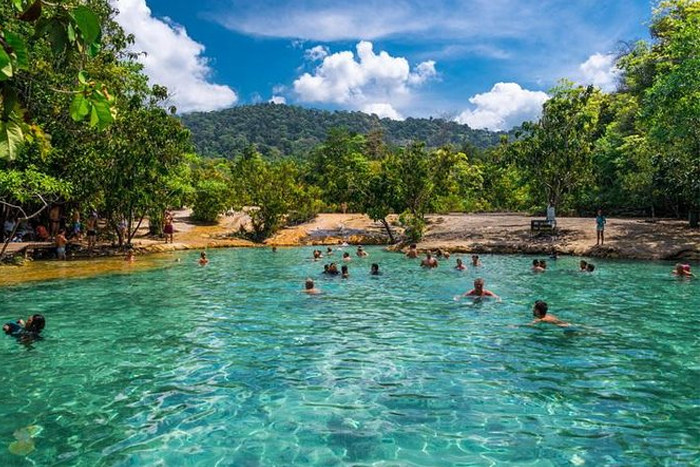 Sources chaudes dans la forêt tropicale de Krabi enThaïlande