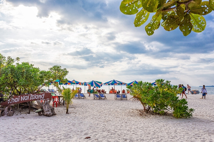 Repos sur la plage de Khai Nai – une étape de rêve pendant Phuket en 1 semaine