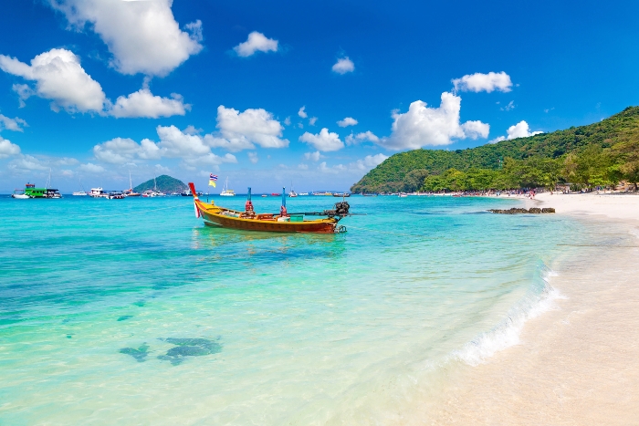 Plage de sable blanc à Koh Hey pendant votre itinéraire à Phuket 7 jours
