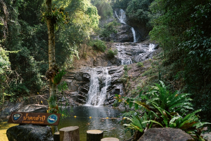 Détente à la cascade de Lampi pendant votre itinéraire à Phuket 7 jours