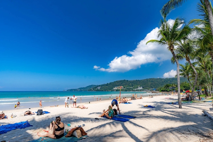 Explorer la plage de Patong