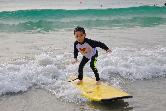 &Agrave; Kata, des cours de surf sont propos&eacute;s pour tous les niveaux