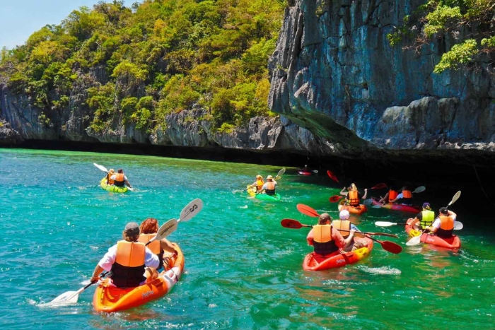 Ang Thong Marine Park avec des activit&eacute;s aquatiques comme le kayak
