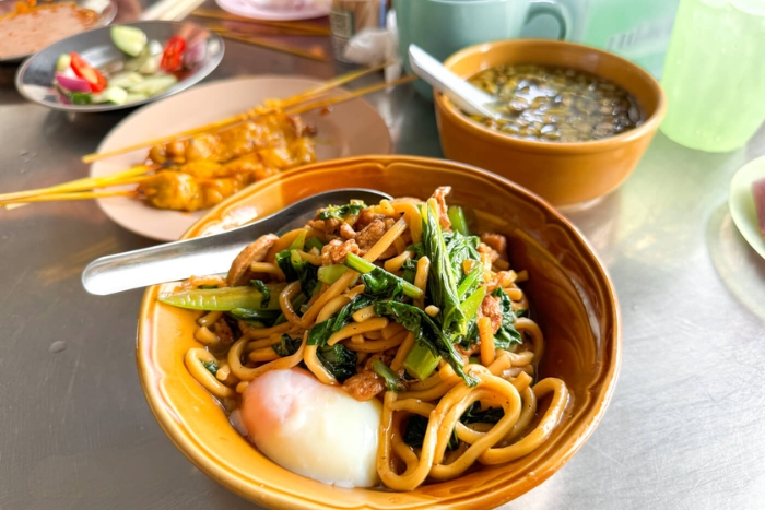 Mee Hokkien noodles