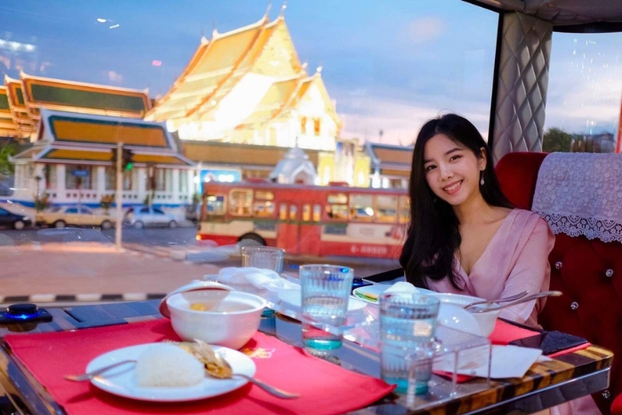 Savourez un repas tout en admirant la ville &agrave; bord du premier bus gastronomique &agrave; de Bangkok