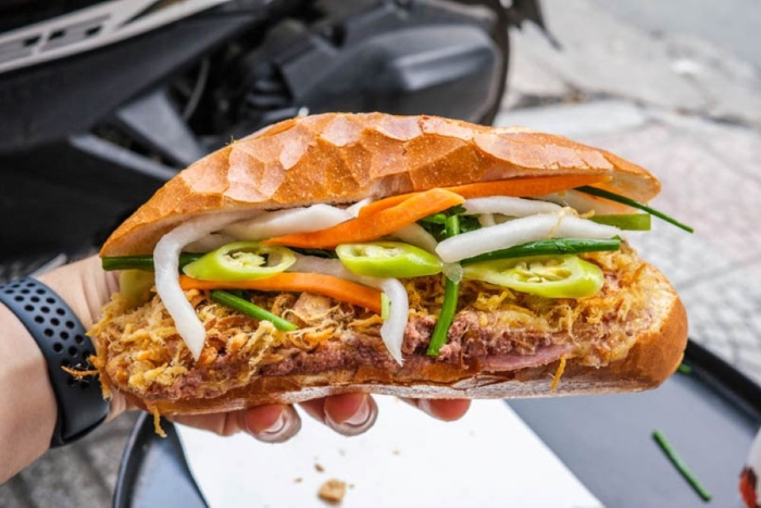 Le b&aacute;nh m&igrave; de Sa&iuml;gon est une sp&eacute;cialit&eacute; locale qui s&eacute;duit les voyageurs du monde entier