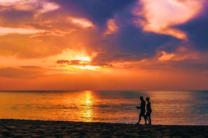 Ciel doré au-dessus de Phra Ae Beach