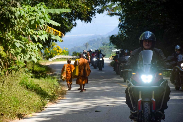 Découvrez l'aventure dans la campagne Isaan, l'un des meilleurs circuits moto Thaïlande