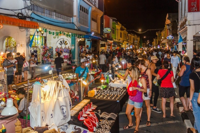 N’oubliez pas de visiter les marchés de nuit pour découvrir la street food et faire du shopping