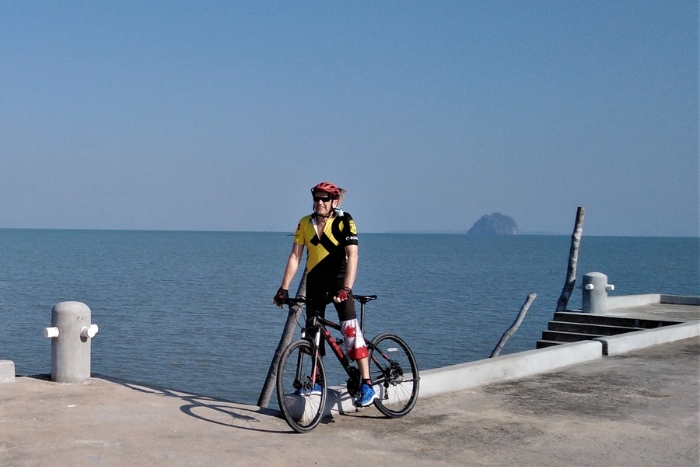 &Agrave; v&eacute;lo entre plages et paysages tropicaux