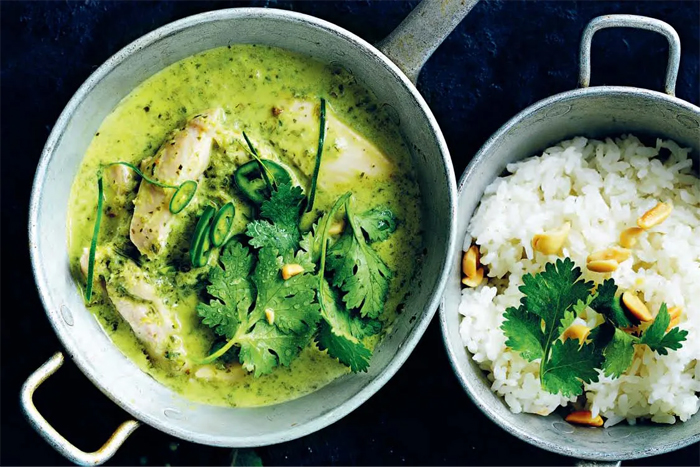 Mélanger le curry avec le riz