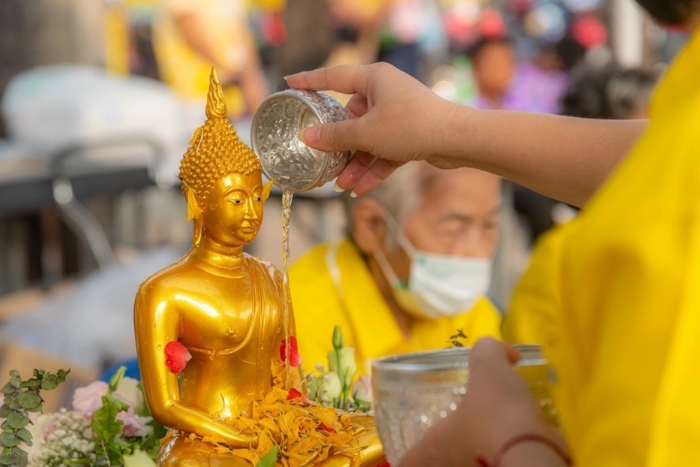 Song Nam Phra : rituel consistant &agrave; verser de l&rsquo;eau sur les mains d&rsquo;un moine en signe de respect