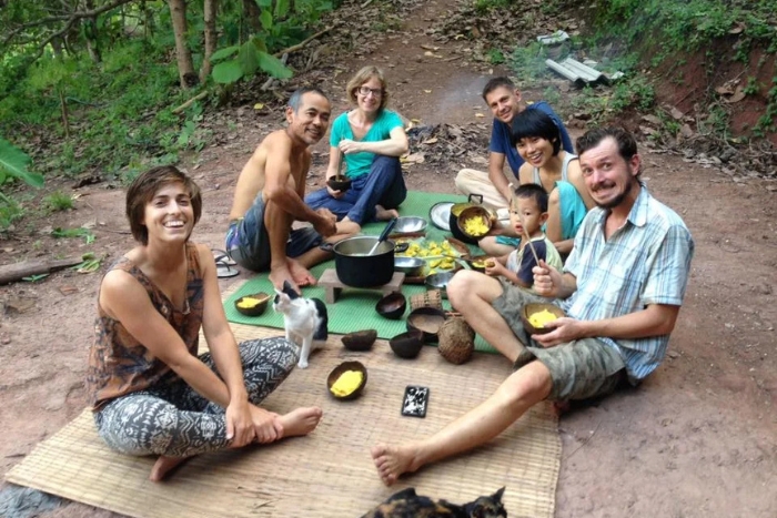 Le séjour à la ferme de Sahainan Organic Farm offre des interactions authentiques avec les locaux