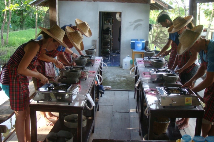 Apprendre à cuisiner des plats végétariens thaï avec des ingrédients frais du jardin