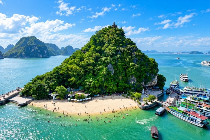 Contemplation des magnifiques paysages de la baie d&rsquo;Halong