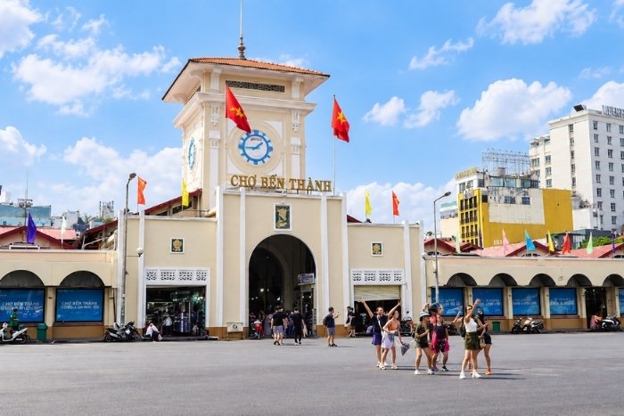 Fl&acirc;nerie entre les &eacute;tals de souvenirs du march&eacute; Ben Thanh
