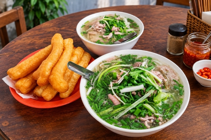 Pause gourmande autour d&rsquo;un phở b&ograve; &agrave; Hanoi lors d&rsquo;un circuit Tha&iuml;lande Vietnam 2 semaines