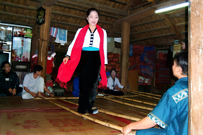 Dances traditionnelles de Thai à Mai Chau