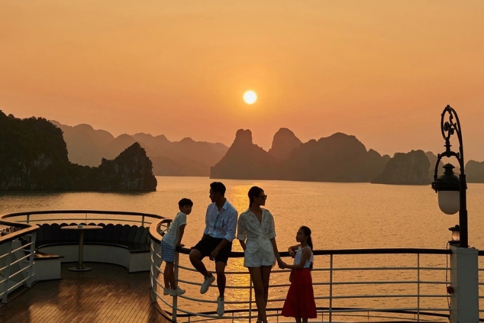 Moment inoubliable au coucher du soleil sur une jonque haut de gamme