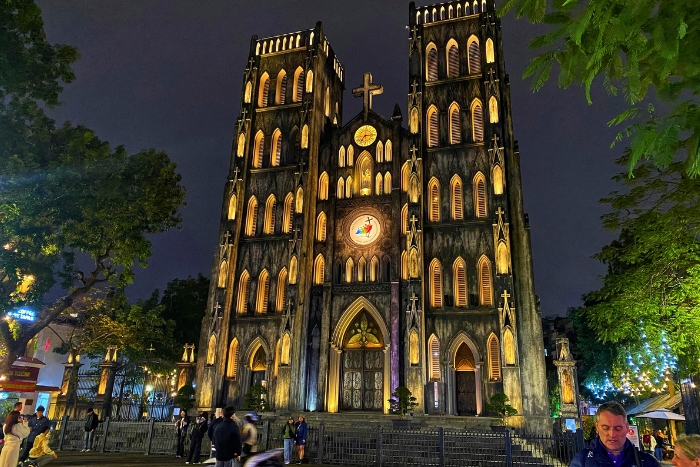 La cath&eacute;drale Saint-Joseph illumin&eacute;e de nuit &agrave; Hano&iuml;