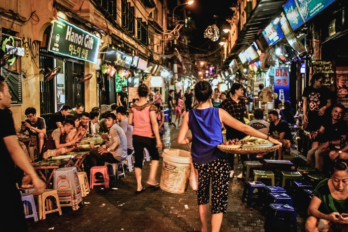 D&eacute;guster une Bia Hơi dans la rue Ta Hien