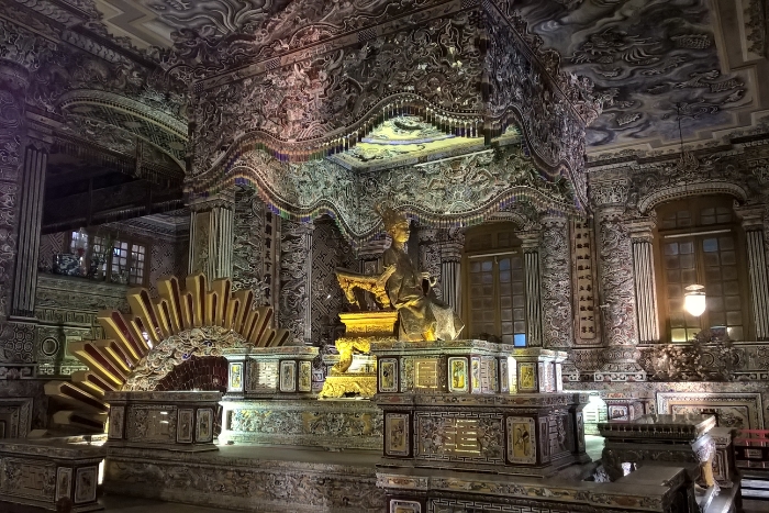 La splendeur à l’intérieur du tombeau de l’empereur Khải Định