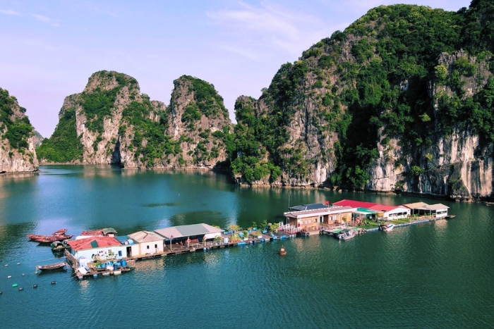 Villages flottants dans la baie d'Ha Long