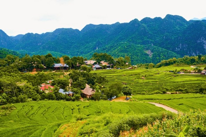 Rizières en terrasses et villages de montagne à Pu Luong