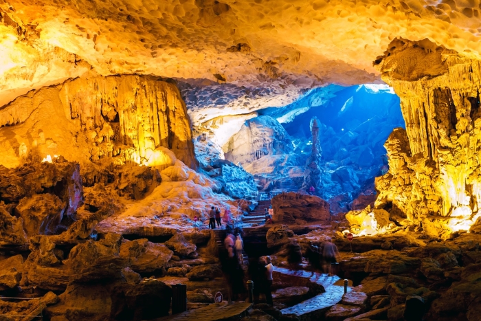 D&eacute;couvrir la grotte de la Surprise dans la baie d&rsquo;Ha Long
