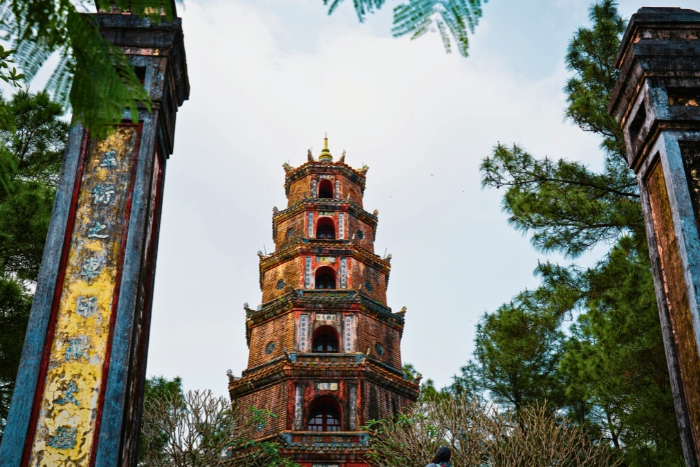 Pagode Thien Mu dominant la rivi&egrave;re des Parfums