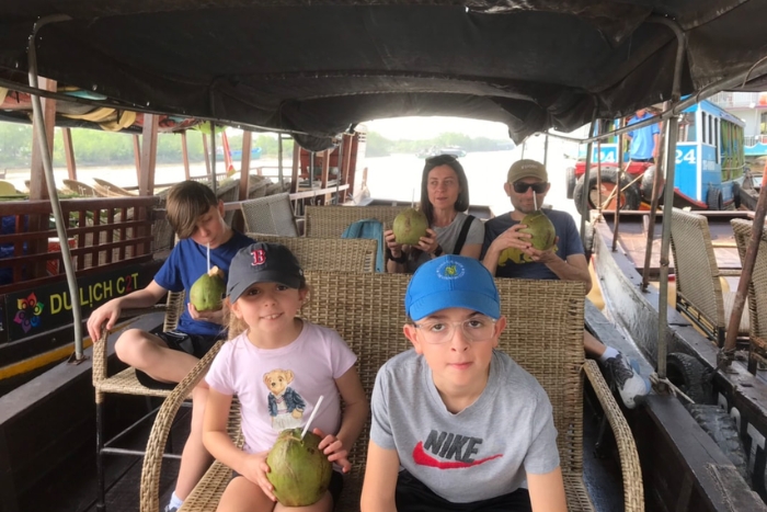 Sur le delta du M&eacute;kong au Vietnam en famille