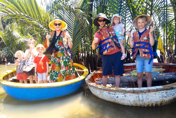 Explorez la for&ecirc;t de cocotiers de Bay Mau avec des enfants dans votre circuit Vietnam famille