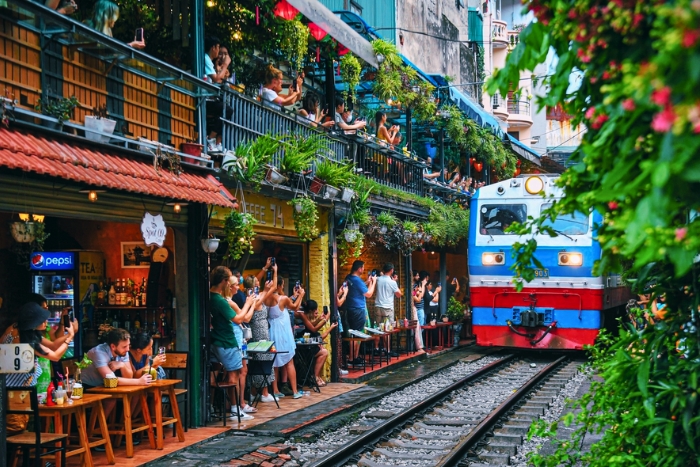 L’énergie brute de Hanoï se dévoile à Train Street