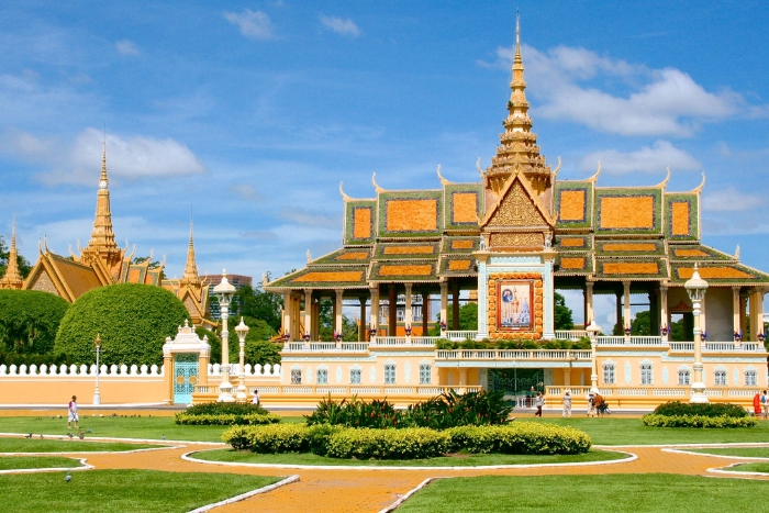 Le sixième jour du circuit combiné Vietnam Cambodge 15 jours commence par une visite du Palais Royal