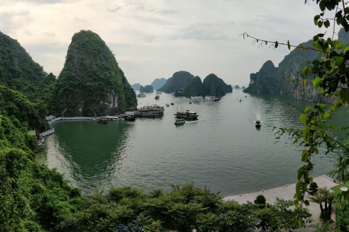 Baie d'Halong est incontournable dans un circuit Vietnam 2 semaines nord sud