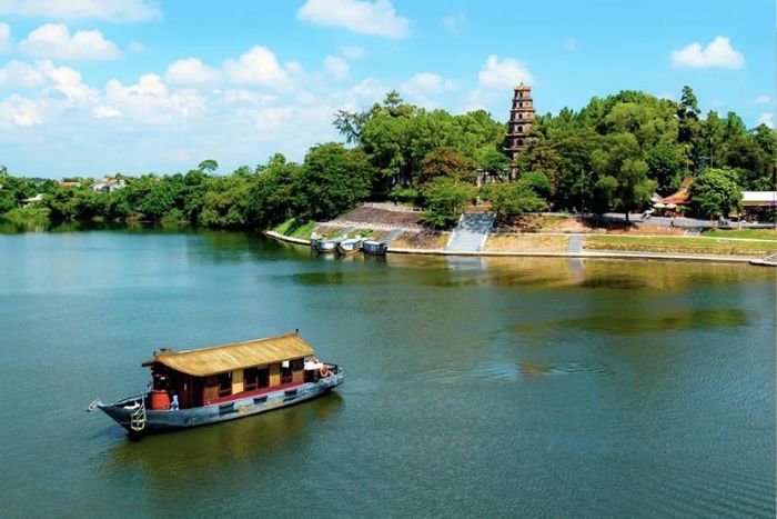 Une croisière sur la rivière Huong a apporté une pause douce et contemplative