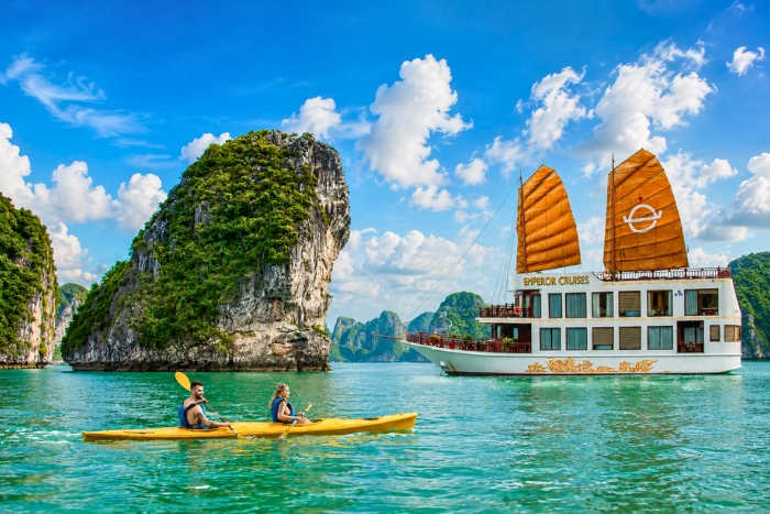 Kayak au milieu des paysages spectaculaires de la baie d'Halong