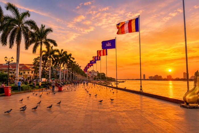 Contempler le coucher de soleil sur Sisowath Quay en voyage de luxe Vietnam Cambodge
