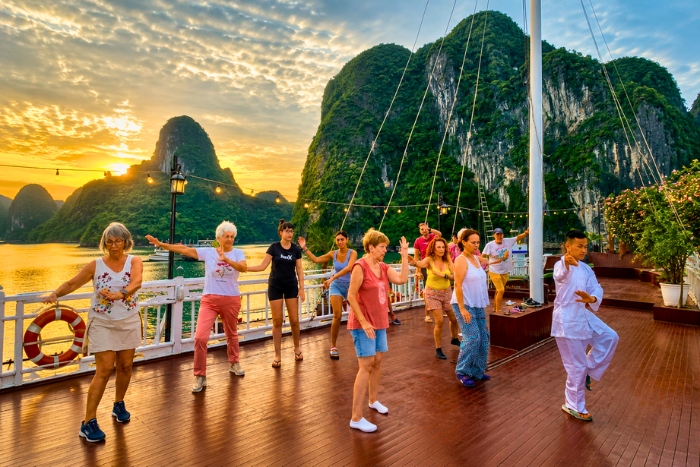 Commencer la journ&eacute;e avec le tai-chi pendant un itin&eacute;raire Vietnam Cambodge 2 semaines