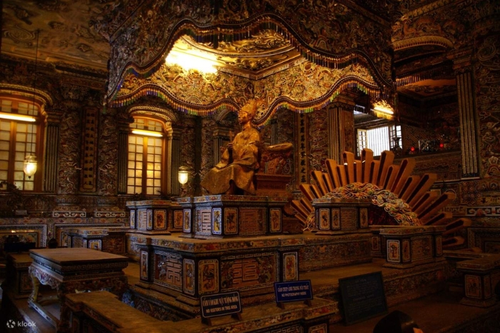Tombeau de Khải Định – le plus bel exemple d’architecture funéraire à Hué