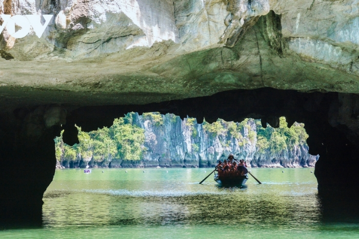 Kayak dans la grotte Luon, baie d’Ha Long