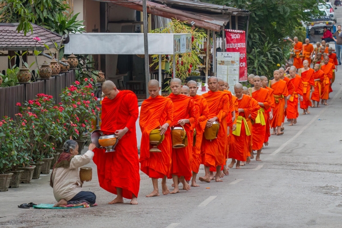Tak Bat - cérémonie de l'aumône au Laos