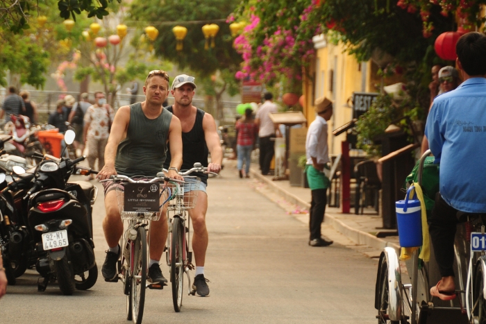 Faire du vélo dans la vieille ville de Hoi An est un incontournable au Vietnam