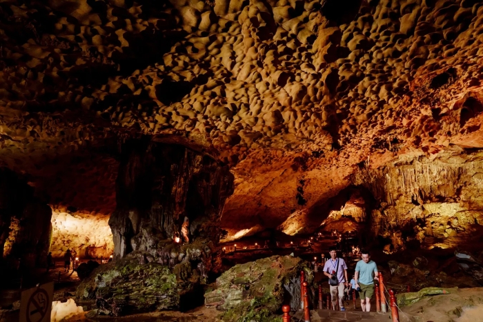 Grotte de Sung Sot dans la baie d'Halong